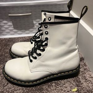 White Doc Martens size women’s 9!!!